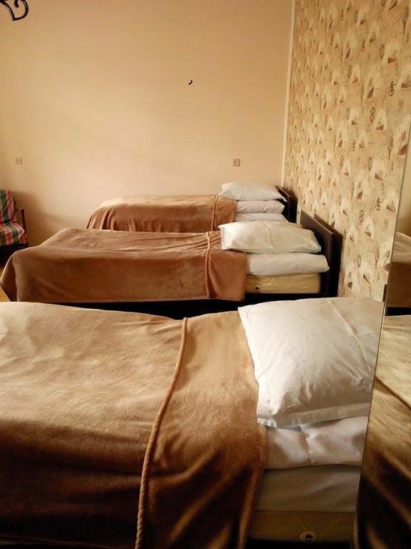 Red Stone Guest House Kazbegi Rum bild