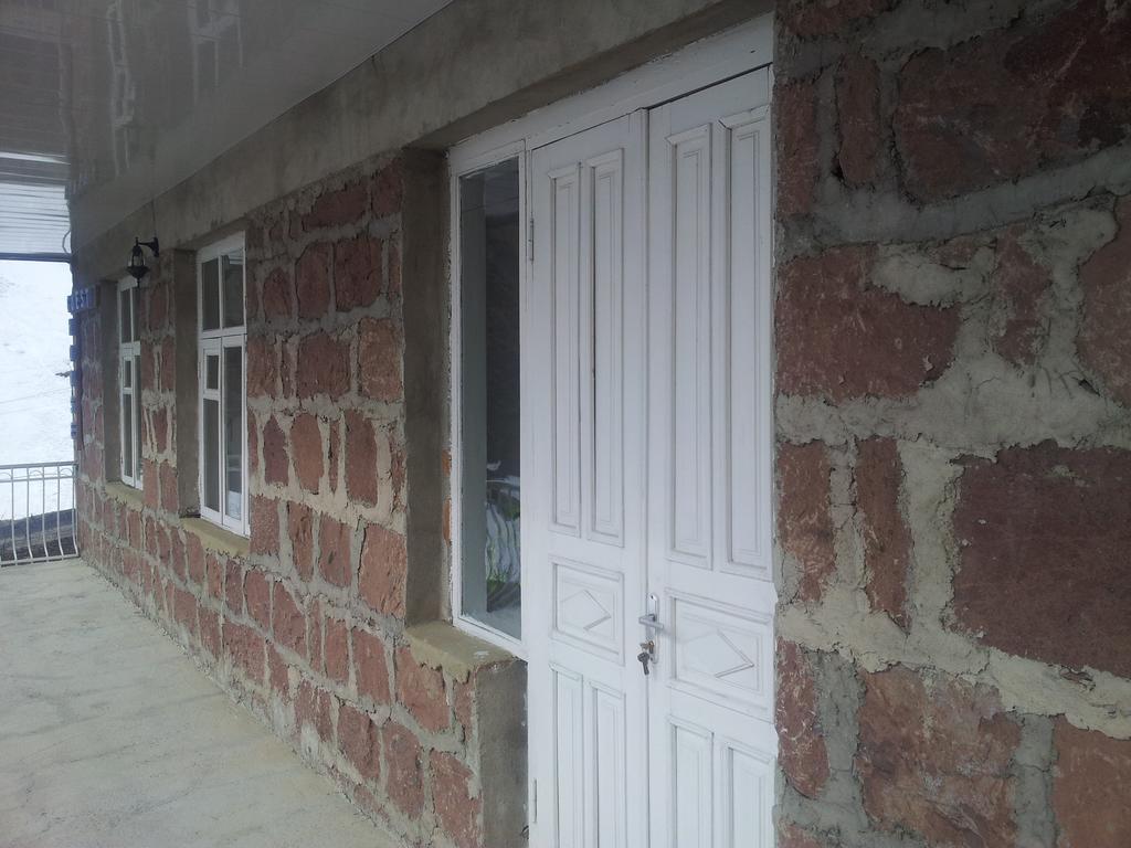Red Stone Guest House Kazbegi Rum bild