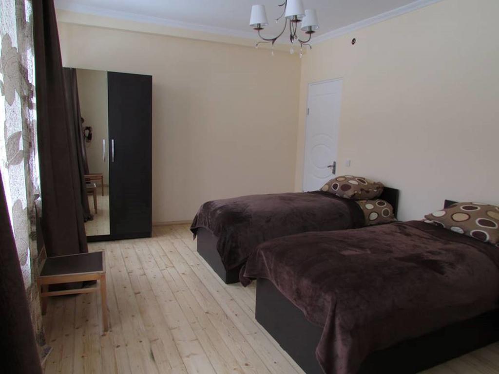 Red Stone Guest House Kazbegi Rum bild