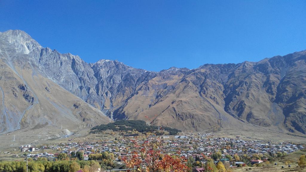 Red Stone Guest House Kazbegi Exteriör bild