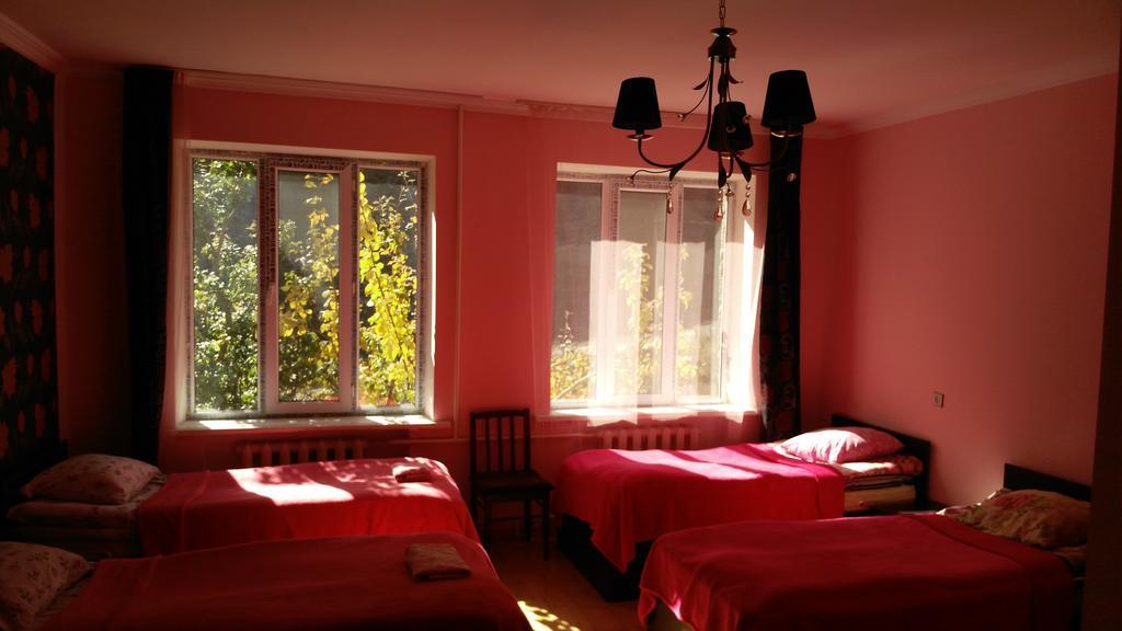 Red Stone Guest House Kazbegi Exteriör bild